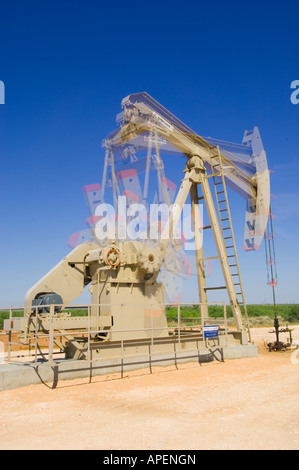 Le pétrole et le gaz sont pompées vers la surface dans l'ouest du Texas. Banque D'Images