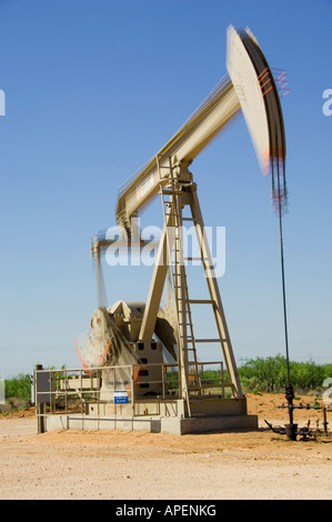 Pompeurs sont utilisés dans l'ouest du Texas pour extraire le pétrole et le gaz. Banque D'Images