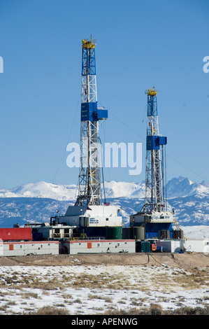 Deux appareils de forage sur le même pad dans le Wyoming. Banque D'Images