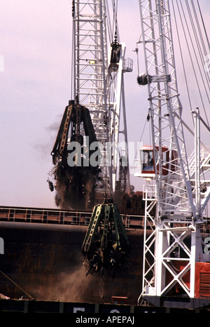 Port Newark, NJ - le chargement par grue une barge avec la ferraille recyclée Banque D'Images