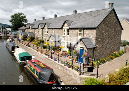 Amarré à côté de Narrowboats cottages au bord du canal sur le Canal de Monmouthshire et Brecon Brecon au Pays de Galles Powys bassin UK Banque D'Images