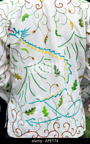 Emboidered à chemise de mariés mariage humaniste à Glastonbury Somerset England UK GO Banque D'Images