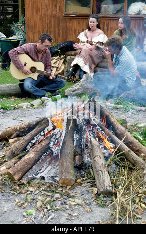 À parti de mariage humaniste à Glastonbury Somerset England UK GO chanter autour de feu de camp Banque D'Images