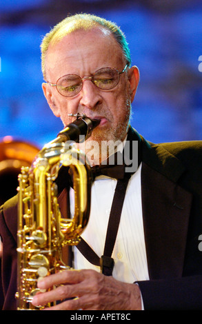 Sax player avec le Count Basie Orchestra jouer au Festival de jazz de Brecon Powys Pays de Galles UK Banque D'Images