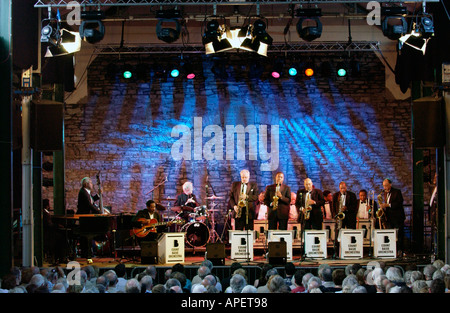 Count Basie Orchestra jouer au Festival de jazz de Brecon, Powys, Pays de Galles, Royaume-Uni Banque D'Images