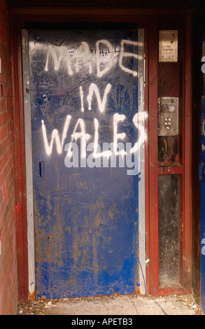 Au Pays de Galles a fait un graffiti sur maison Forgeside placardées à Blaenavon Gwent South Wales UK Banque D'Images