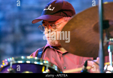 Le légendaire batteur de jazz américain Jimmy Cobb à jouer avec l'héritage de Charlie Parker au Festival de Jazz Band Brecon Powys Pays de Galles UK Banque D'Images