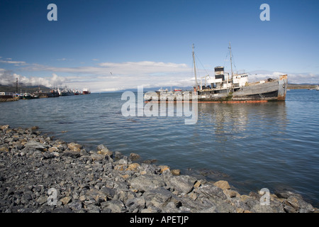 Mobilité relique navire le long front de mer Port d'Ushuaïa, Argentine Banque D'Images