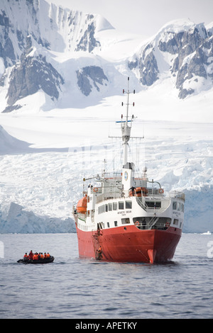 Navire d'expédition d'exploration d'approches zodiac Antarctic Dream off Île Petermann, Antarctique Banque D'Images