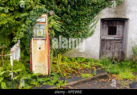 Vieux envahi par la pompe à essence à Hardall Avery Talgarth Powys Pays de Galles UK Banque D'Images