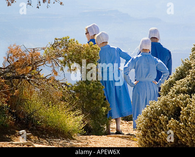 Filles Amish traditionnelle en robe bleue et chapeau blanc donnant sur le Grand Canyon. Banque D'Images