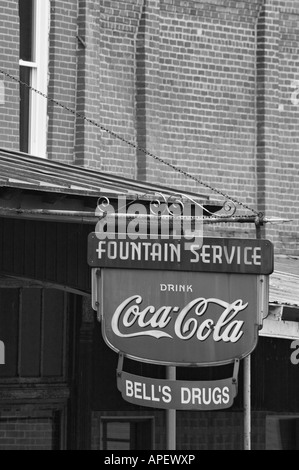 Vieux signe pendaison pour Bell's Coca Cola Publicité Médicaments et la fontaine publique Sebree Kentucky Banque D'Images