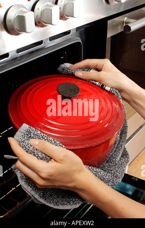 Femme EN CUISINE AVEC COCOTTE Banque D'Images