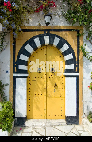 Décorée dans des couleurs vives, porte traditionnelle dans le village de Sidi Bou Saïd, Tunisie. Banque D'Images