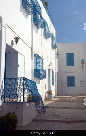Scène de rue typique dans le petit village de Sidi Bou Saïd, au nord de Tunis, Tunisie. Banque D'Images