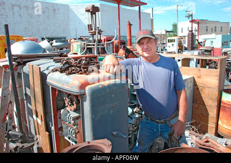 Plus grande collection de vieilles pompes à essence en USA à Pine Bluffs Wyoming à l'Antique store propriétaire et Odean collector Banque D'Images