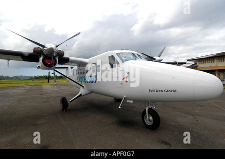 Un petit avion sur le tarmac de l'aéroport Manokwari, en Papouasie occidentale, en Indonésie. Banque D'Images