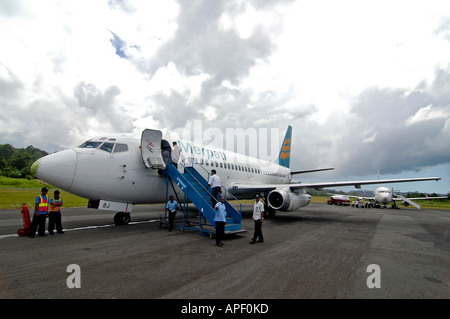 Un petit avion sur le tarmac de l'aéroport Manokwari, en Papouasie occidentale, en Indonésie. Banque D'Images