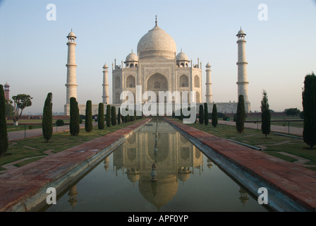 Réflexion matinale du Taj Mahal Agra Inde. Banque D'Images