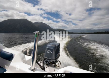 Service du moteur hors-bord sur le lac Brunner Banque D'Images