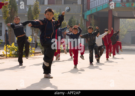 La Chine, village Chenjiagou, Chen du Xaoxing Ecole de taijiquan, les enfants faisant des exercices de taichi Banque D'Images