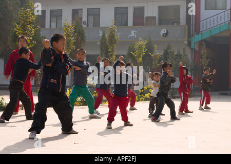 La Chine, village Chenjiagou, Chen du Xaoxing Ecole de taijiquan, les enfants faisant des exercices de taichi Banque D'Images