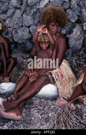 Pacifique Sud, l'archipel Bismark en Mélanésie, Îles Salomon, Laulasi. Femme et enfant. Banque D'Images