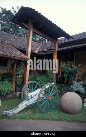 Canon, ancienne église, cloches et pre-Columbian Exposition à la sphère de pierre le Museo Nacional de Costa Rica à San Jose, Costa Rica Banque D'Images