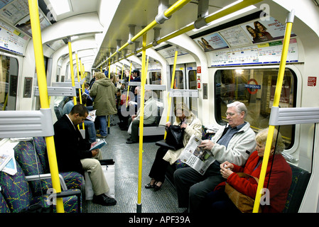 Les passagers voyageant sur un train du métro de Londres Banque D'Images