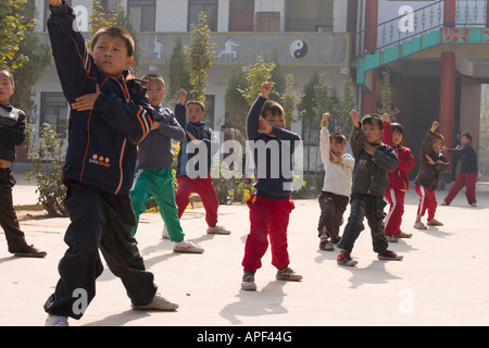 La Chine, village Chenjiagou, Chen du Xaoxing Ecole de taijiquan, les enfants faisant des exercices de taichi Banque D'Images