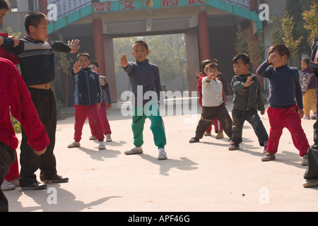 La Chine, village Chenjiagou, Chen du Xaoxing Ecole de taijiquan, les enfants faisant des exercices de taichi Banque D'Images