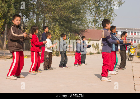 La Chine, village Chenjiagou, Chen du Xaoxing Ecole de taijiquan, les enfants faisant des exercices de taichi et chigong Banque D'Images