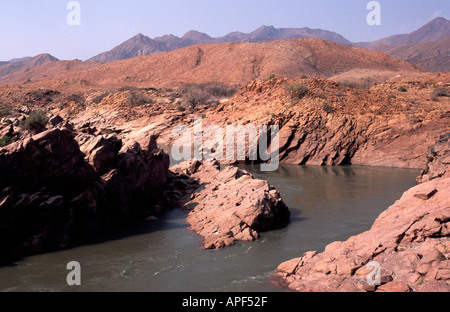 La rivière Kunene formant la frontière entre la Namibie et l'Angola. Banque D'Images