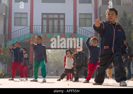 La Chine, village Chenjiagou, Chen du Xaoxing Ecole de taijiquan, les enfants faisant des exercices de taichi Banque D'Images