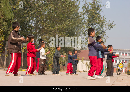 La Chine, village Chenjiagou, Chen du Xaoxing Ecole de taijiquan, les enfants faisant des exercices de taichi et chigong Banque D'Images