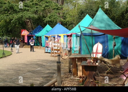 Tentes colorées près de l'entrée du château de Warwick warwickshire Angleterre Royaume-Uni UK Banque D'Images