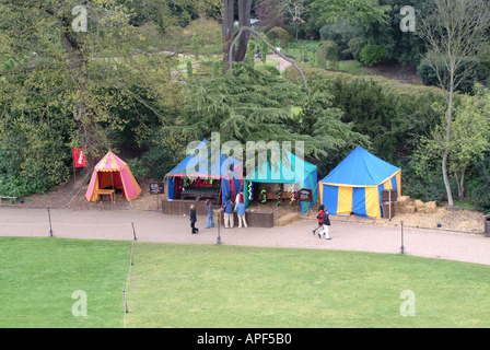 Tentes colorées près de l'entrée du château de Warwick Warwickshire Angleterre Royaume-Uni UK Banque D'Images