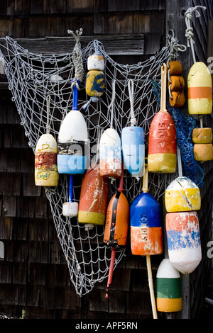 Casier à homard en bois suspendus bouées sur un mur à Rockport, MA. Banque D'Images