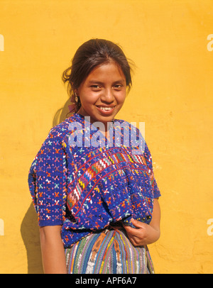 Guatemala jeune femme indienne portant des costumes traditionnels Banque D'Images