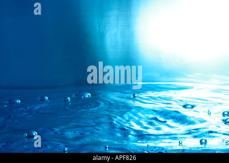 Surface de l'eau avec des bulles sous l'eau vu de tourné de 180 degrés Banque D'Images