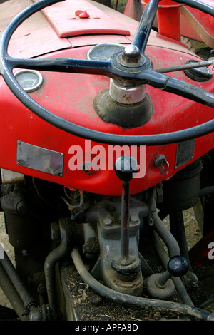 Vieux tracteur Massey Ferguson Banque D'Images