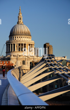 St Paul's et Millennium Bridge- tôt le matin 8 Banque D'Images