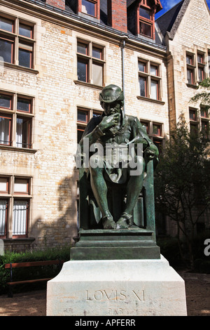 Statue en bronze du roi Louis XI à Bourges Banque D'Images