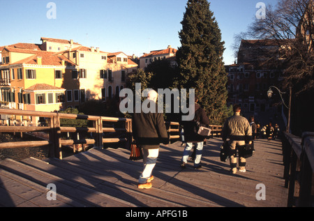 Tôt le matin de Venise sur le Ponte dell' Accademia sur le Grand Canal Banque D'Images