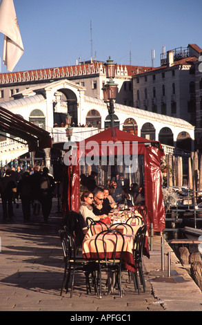 Venise, Italie. Une vue d'hiver le long de la Fondamenta del Vin par le Grand Canal vers le pont du Rialto. Banque D'Images