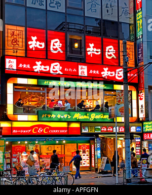 Tokyo Akihabara capitale électronique neon light night shopping city Japon Banque D'Images