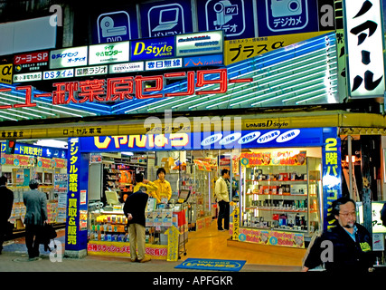 Tokyo Akihabara capitale électronique neon light night shopping city Japon Banque D'Images
