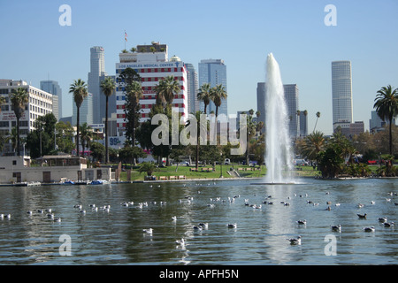 Fontaine et lac de Macarthur Park Los Angeles skyline Octobre 2007 Banque D'Images