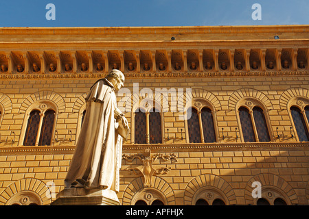 Sienne, Piazza Salimbeni, Statue de Sallustio Bandini en face du Palazzo Salimbeni , Italie Banque D'Images