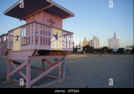 Lifeguard tower à l'aube, Miami Beach, USA. Banque D'Images